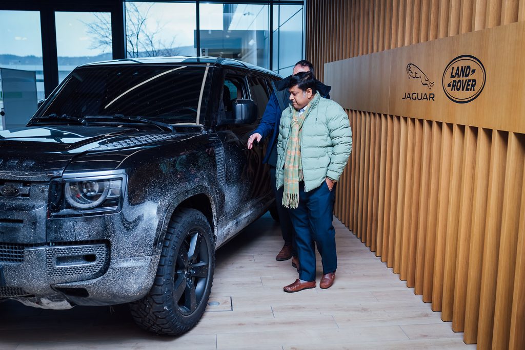 Indický minister pri vozidle Land Rover Defender počas návštevy Jaguar Land Rover v Nitre