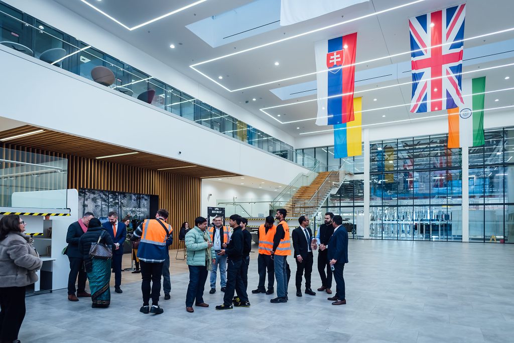 Indická delegácia vo vstupnej hale Jaguar Land Rover v Nitre pod vlajkami