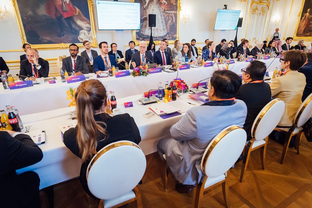 Rokovanie delegácií pri bielom stole s kvetmi na Bratislavskom hrade