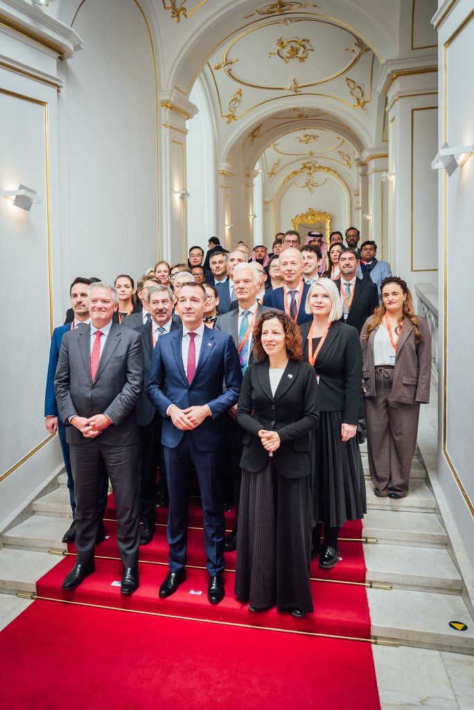 Spoločná fotografia ministrov a delegátov na červenom koberci schodiska Bratislavského hradu